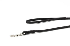 Schwarze Showleine aus Gummi für große Hunde mit flexiblem Design und Karabinerhaken zur sicheren Befestigung.