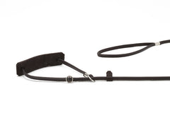 Schwarze verstellbare Hundeleine aus Leder mit gepolstertem Griff und Schlaufe zur Halsbandbefestigung.