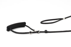 Schwarze verstellbare Hundeleine aus Leder mit gepolstertem Griff, Karabinerhaken und robustem Design.