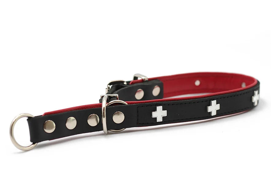 Schwarzes Lederhalsband mit rotem Innenfutter, verziert mit silbernen Nieten und Kreuzsymbolen, ideal für Hunde.