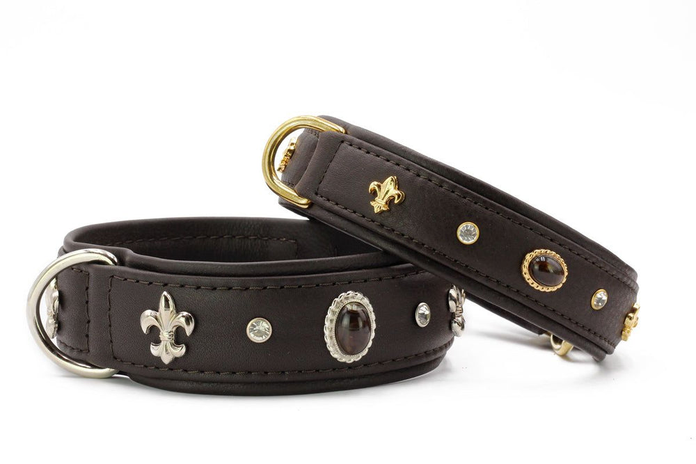 Schwarze Leder-Hundehalsbänder mit eleganten Metallelementen und Schmucksteinen, in unterschiedlichen Breiten.