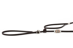 "Elegante, fein verstellbare Hundeleine aus dunkelbraunem Leder mit Schmucksteinverzierungen für zusätzlichen Komfort."