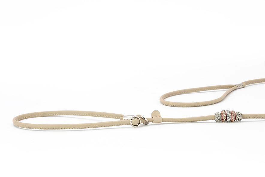 Feine, verstellbare Hundeleine in Beige mit dekorativem Griff und bunten Schmucksteinen. Ideal für stylische Spaziergänge.