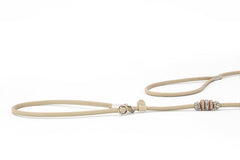 Feine, verstellbare Hundeleine in Beige mit dekorativem Griff und bunten Schmucksteinen. Ideal für stylische Spaziergänge.