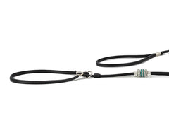 Fein verstellbare schwarze Hundeleine aus Leder mit bunten Perlen und metallischem Karabinerhaken.
