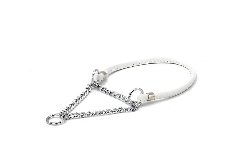 Elegantes, weißes Showhalsband mit silberner Kette in Dreiecksform und zwei Befestigungsringen für Hunde.
