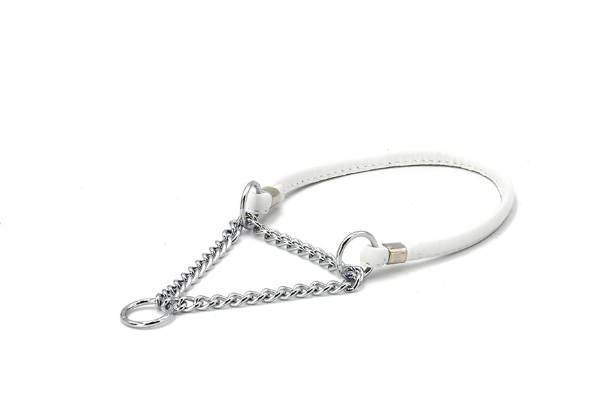 Elegantes, weißes Showhalsband mit silberner Kette in Dreiecksform und zwei Befestigungsringen für Hunde.