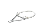 Elegantes, weißes Showhalsband mit silberner Kette in Dreiecksform und zwei Befestigungsringen für Hunde.