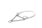 Elegantes, weißes Showhalsband mit silberner Kette in Dreiecksform und zwei Befestigungsringen für Hunde.