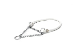 Elegantes, weißes Showhalsband mit silberner Kette in Dreiecksform und zwei Befestigungsringen für Hunde.