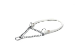Elegantes, weißes Showhalsband mit silberner Kette in Dreiecksform und zwei Befestigungsringen für Hunde.