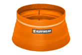 "Faltbarer orangefarbener Hundenapf von Ruffwear mit reflektierendem Streifen und Logo, ideal für unterwegs."