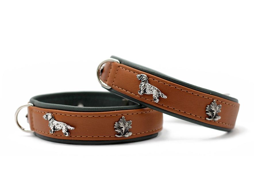 Elegante braune Lederhalsbänder für Dackel mit silbernen Anhängern in Hund- und Blattform. Ideal für stilbewusste Hundebesitzer.