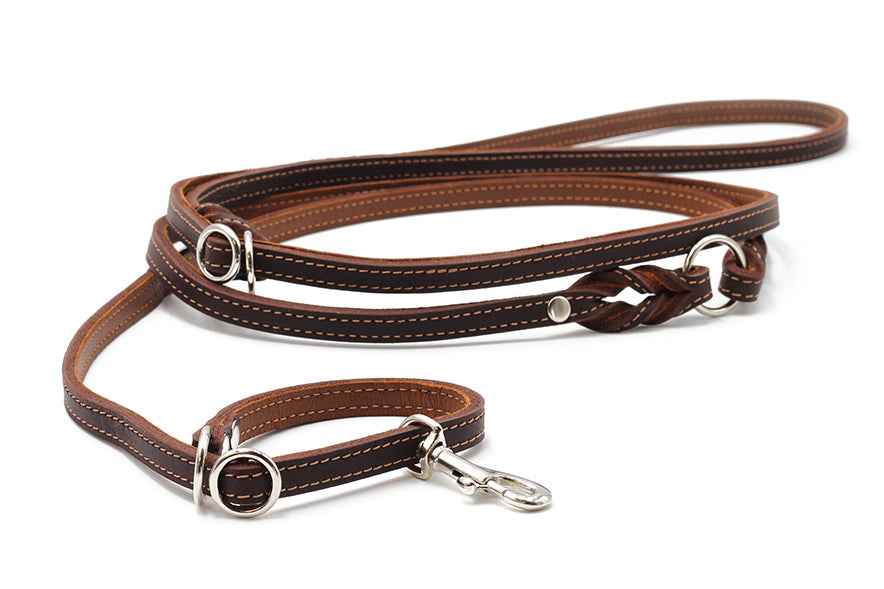 Braune geflochtene Leder-Hundeleine mit silbernen Beschlägen und Karabinerhaken zur sicheren Befestigung.