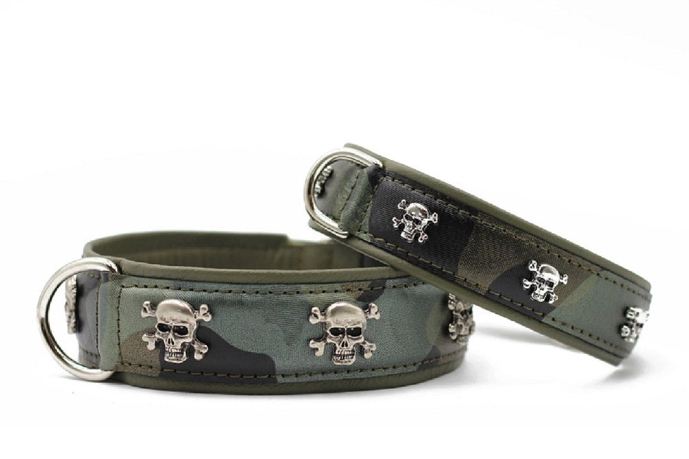 Halsband Wild Army: Zwei camouflierte Hundehalsbänder mit silbernen Totenköpfen und praktischen Metallringen.
