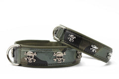 Halsband Wild Army: Zwei camouflierte Hundehalsbänder mit silbernen Totenköpfen und praktischen Metallringen.