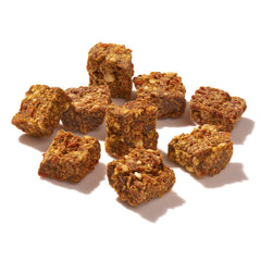 FRED vegane Snacks aus Süsskartoffel und Banane, halbsofte, quadratische Snacks in goldbrauner Farbe, ideal für unterwegs.