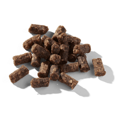 Funktionssnack Mobilitäts-Boost in braunen Kau-Snacks zur Unterstützung der Beweglichkeit im Alltag, auf schwarzem Hintergrun