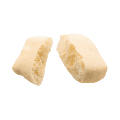 Weiches, helles Stück FRED Käsepops mit luftiger, poröser Innenseite und glatter Außenseite. Ideal für Snacks.