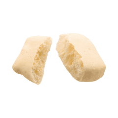 Weiches, helles Stück FRED Käsepops mit luftiger, poröser Innenseite und glatter Außenseite. Ideal für Snacks.