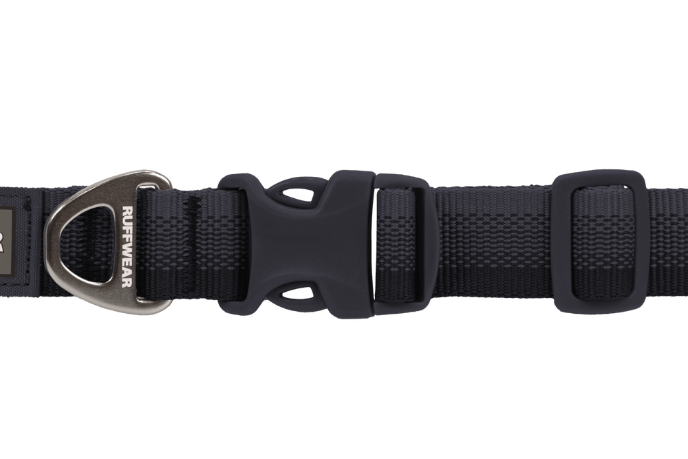 Schwarzes Front Range™ Hundehalsband aus robustem Material mit stabiler Metallschnalle, ideal für Outdoor-Aktivitäten.