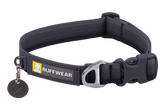 Schwarzes Ruffwear Front Range™ Hundehalsband mit robuster Schnalle und D-Ring für die Leine.