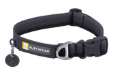 Schwarzes Ruffwear Front Range™ Hundehalsband mit robuster Schnalle und D-Ring für die Leine.