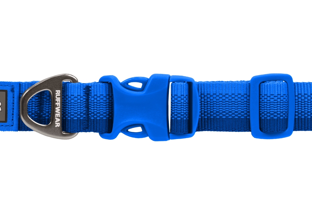 Blaues Front Range™ Hundehalsband mit stabiler Schnalle und D-Ring, ideal für aktive Hunde.