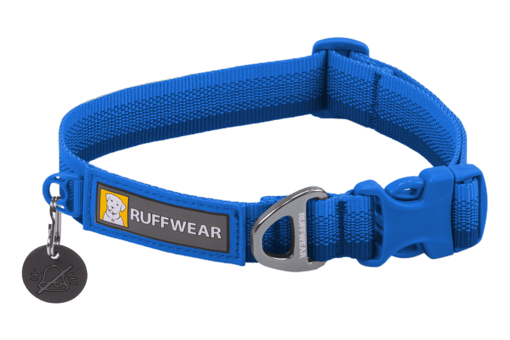 Blaues Ruffwear Front Range™ Hundehalsband aus strapazierfähigem Material mit verstellbarem Schnallensystem und D-Ring.