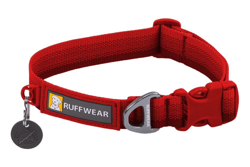 Rotes Ruffwear Hundehalsband aus robustem Polyester mit verstellbarem Verschluss und D-Ring für sicheres Anleinen.