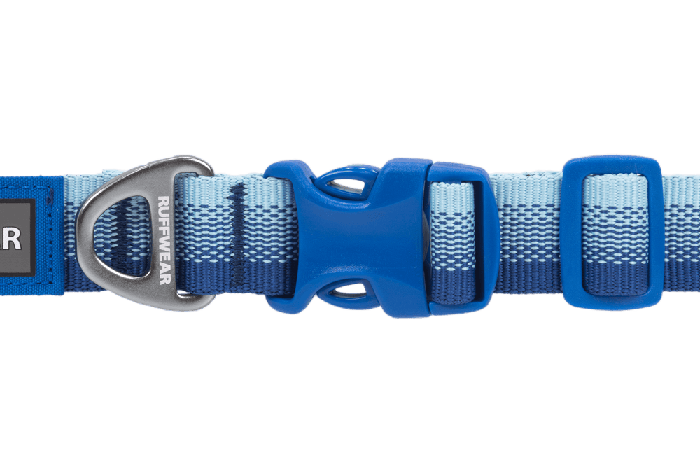 "Modernes Front Range™ Hundehalsband in Blau und Türkis mit gestreiftem Muster und robuster Schnalle."