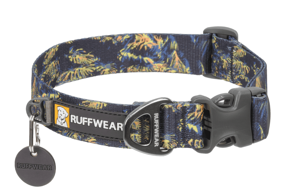 Buntes Ruffwear Front Range™ Hundehalsband mit verstellbarem Schnallenverschluss und Anhänger, dunkelblaue Basis.