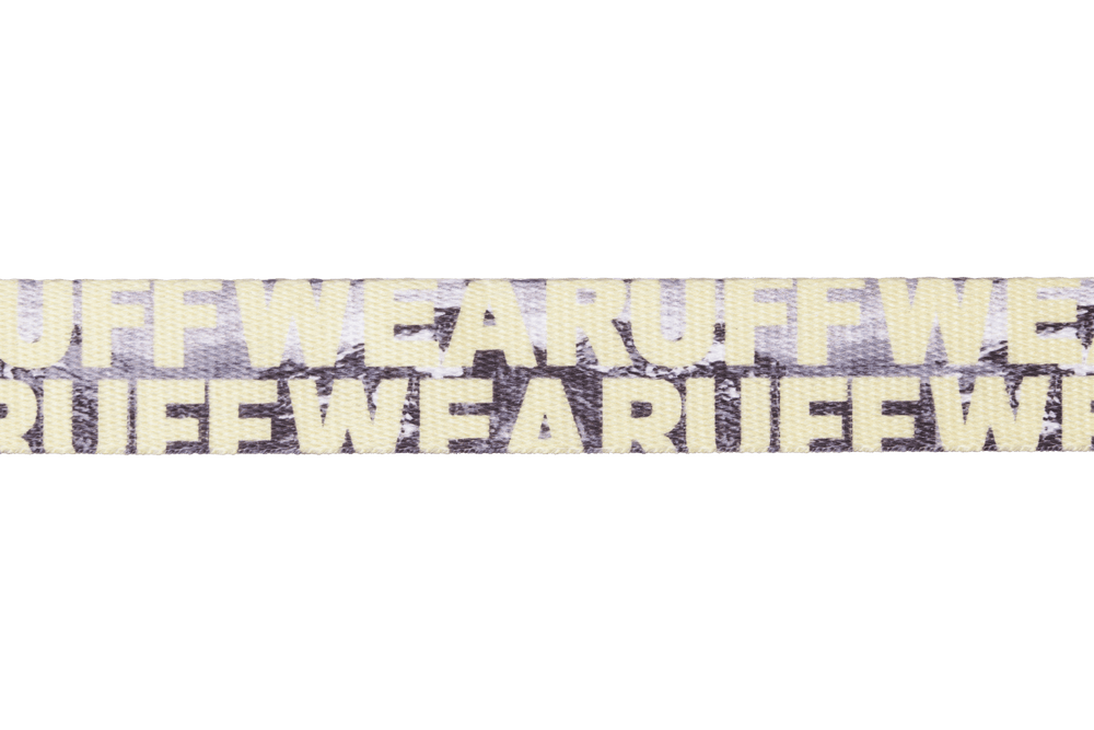 "RUFFWEAR Hundehalsband mit auffälligem Logo auf hellen Hintergrund, modern und strapazierfähig für aktive Hunde."