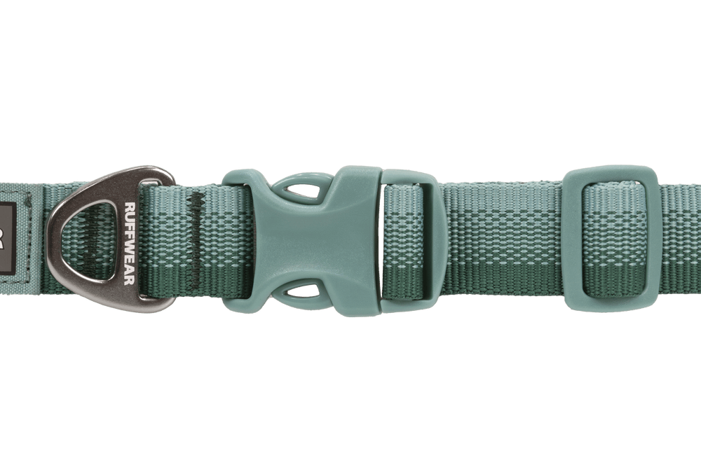 Front Range™ Hundehalsband in muted Grün mit robuster Verschluss, Metallschlaufe und textilem Muster.
