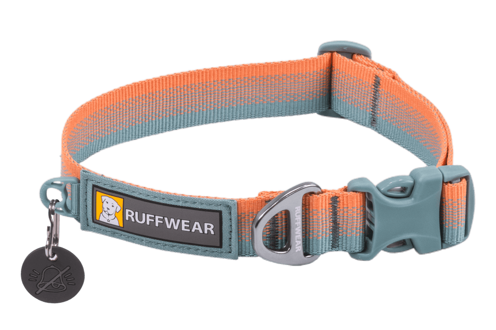 Hundehalsband von Ruffwear in Orange und Türkis mit verstellbarem Verschluss und Anhänger, ideal für aktive Hunde.