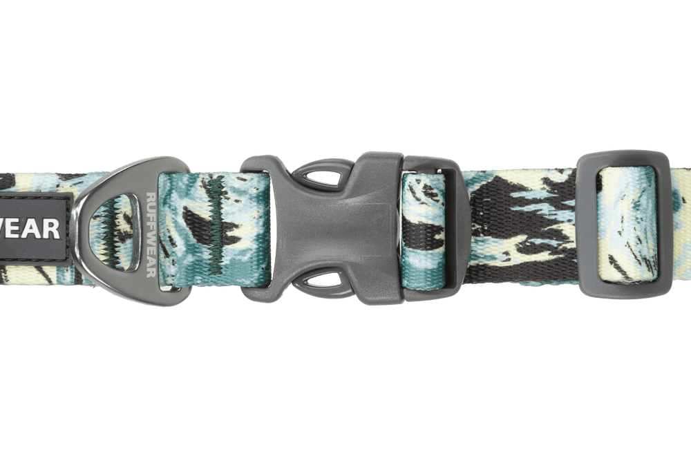 Buntes Front Range™ Hundehalsband mit wasserthematischem Muster in Blau und Grün, robustem Klickverschluss und D-Ring.