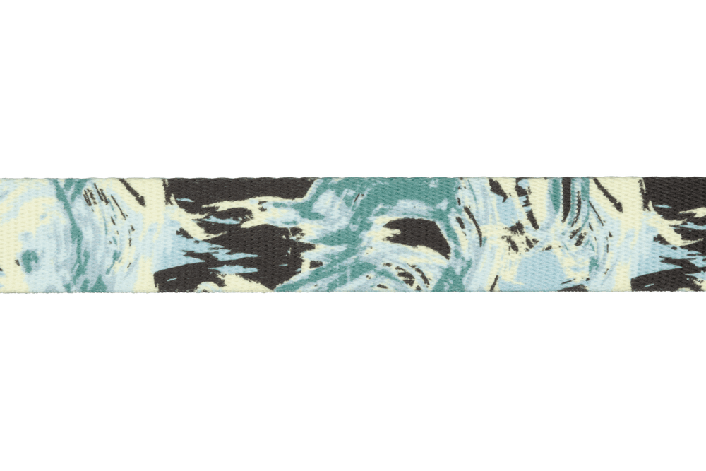 Buntes Front Range™ Hundehalsband mit abstraktem Muster in Blau, Grün und Schwarz auf hellem Hintergrund.