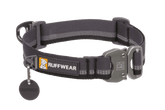 Schwarzes RUFFWEAR Hundehalsband mit Metallschnalle und reflektierenden Streifen, ideal für sicheres Gassigehen.