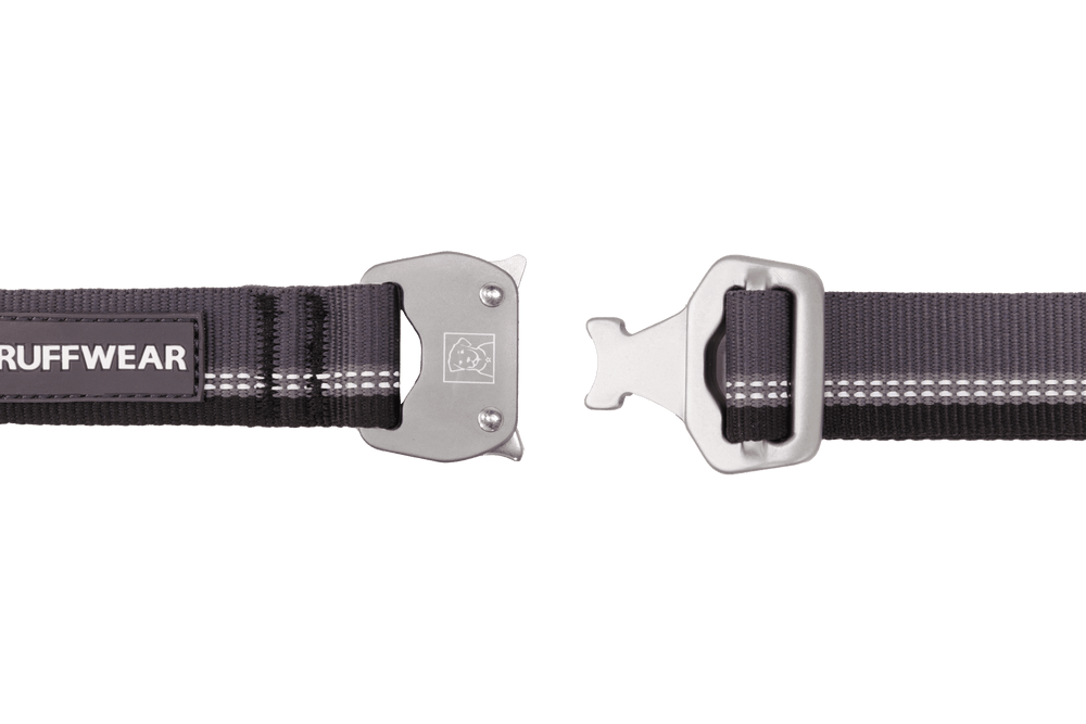 "Ruffwear Top Rope™ Hundehalsband mit robustem Metallschnallenverschluss und reflektierender Naht in dunkler Farbgebung."