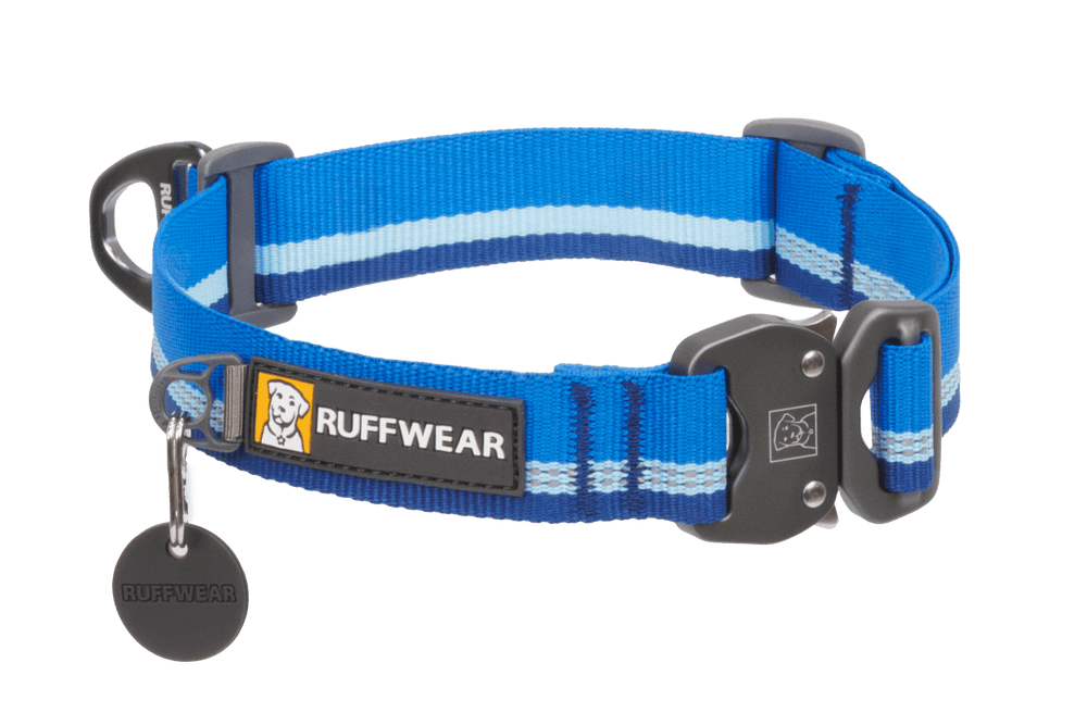 Blaues Ruffwear Top Rope™ Hundehalsband mit gepolstertem Design und reflektierenden Streifen für Sicherheit und Komfort.