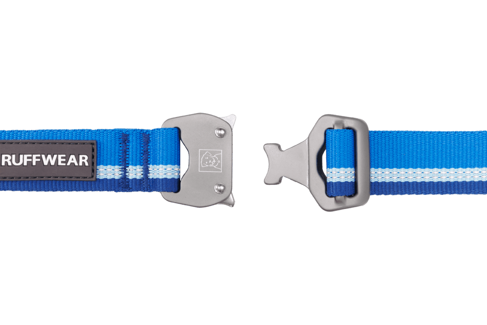 Blaues Ruffwear Hundehalsband mit Metallschnalle und weißen Streifen, ideal für Sicherheit und Komfort.