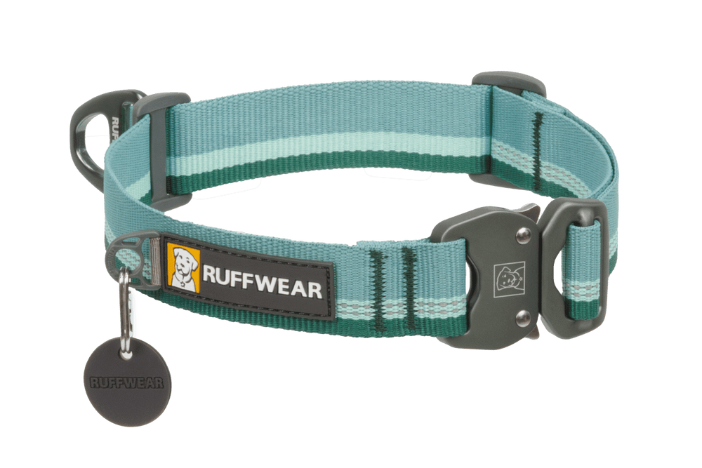 Ruffwear Top Rope™ Hundehalsband in Grün mit blauen Streifen, robust und mit stabiler Metallschnalle. Ideal für aktive Hunde.