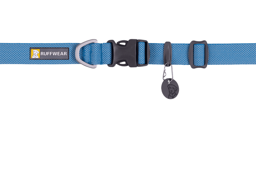 Blaues Ruffwear Hundehalsband Hi Light™ mit strukturierter Oberfläche und stabiler Schnalle, ideal für Sicherheit und Komfort.