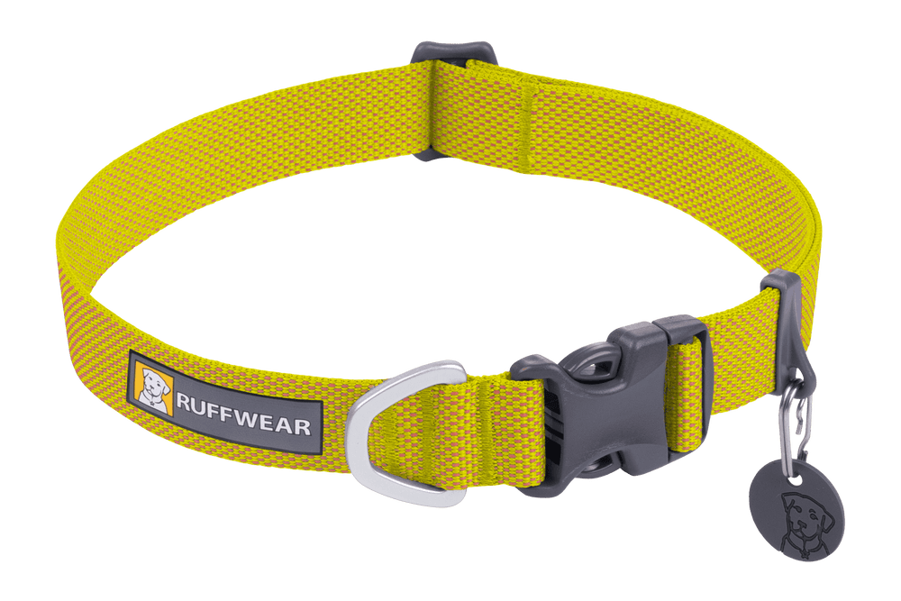 Gelbes Ruffwear Hundehalsband Hi Light™ aus strapazierfähigem Material mit stabilen Verschluss und D-Ring für Leine.