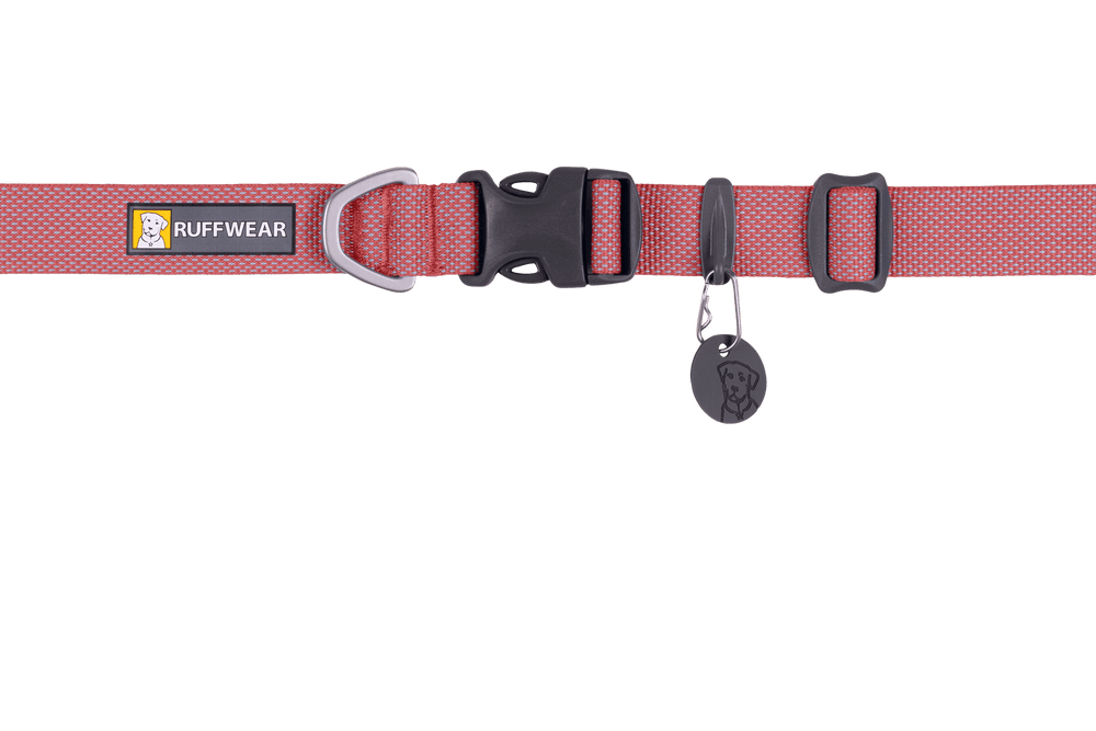 Rotes Ruffwear Hi Light™ Hundehalsband mit gepolsterter Schnalle und D-Ring für Leine und ID-Anhänger.