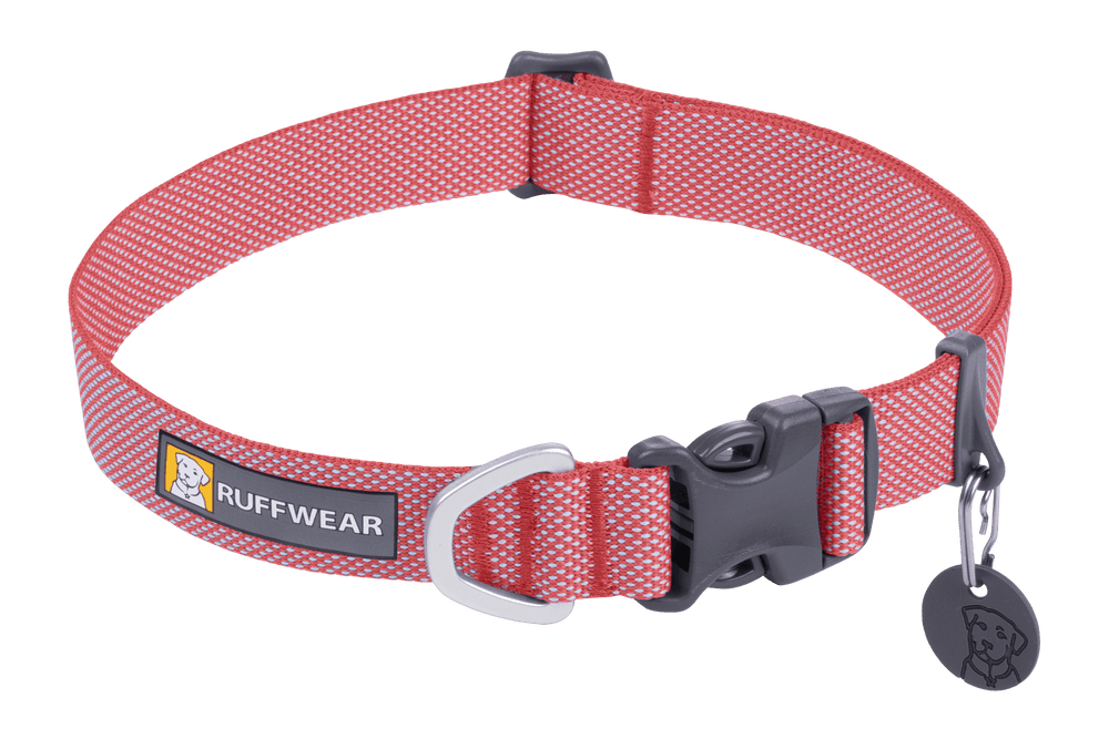 Rotes Ruffwear Hundehalsband mit reflektierendem Design, schwarzer Kunststoffschnalle und Metallschnalle.