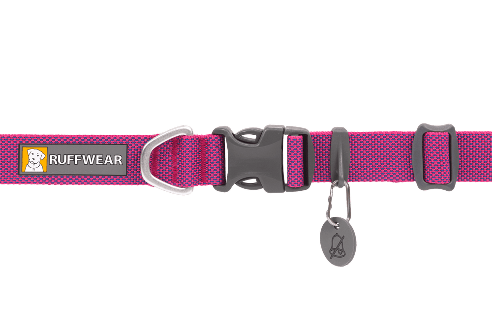 Robustes Hundehalsband von Ruffwear in lila und pink mit Schnellverschluss und Metallschlaufe für sichere Nähe.