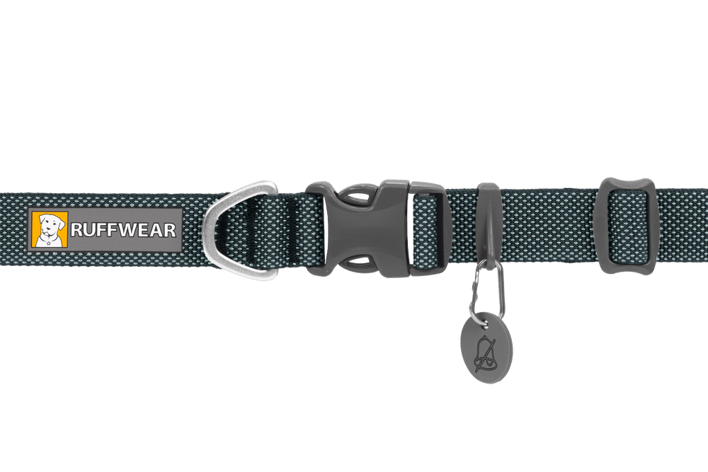 Hi Light™ Leicht Hundehalsband von Ruffwear in dunkler Farbe mit reflektierenden Elementen und robuster Schnalle.