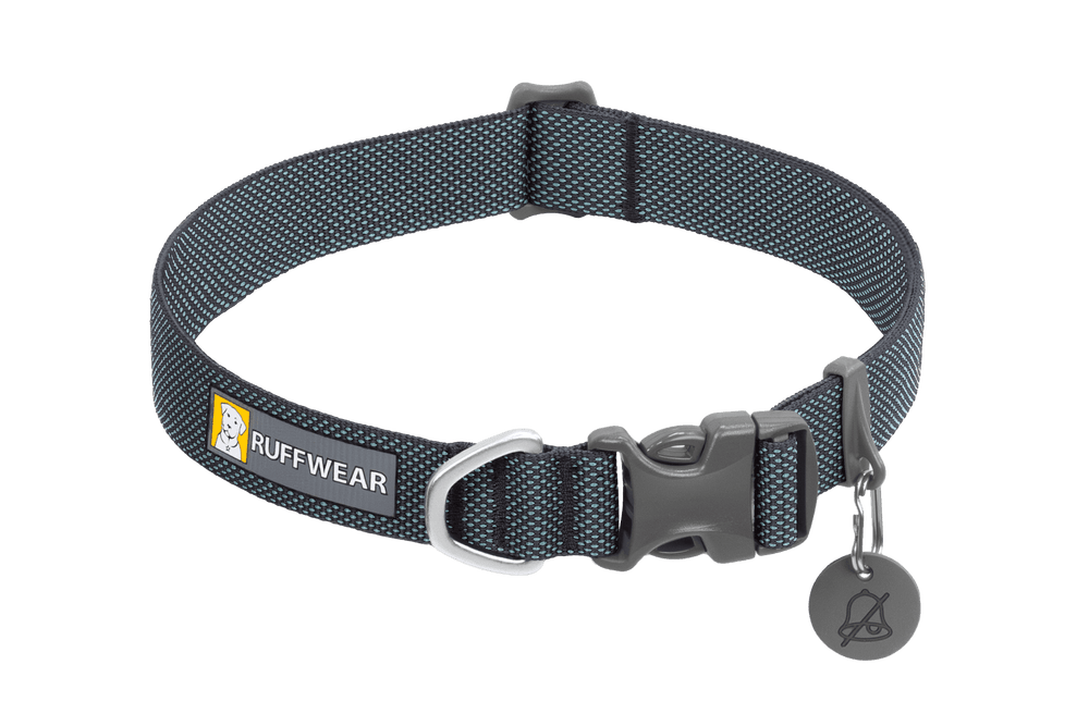 Dunkelblaues Ruffwear Hundehalsband mit feinem Muster, stabiler Verschluss und D-Ring für die Leinenbefestigung.