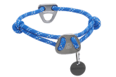 Blaues Knot-a-Collar™ Hundehalsband aus Seil mit geflochtenem Design und metallischem Verschluss, umweltfreundlich und robust.